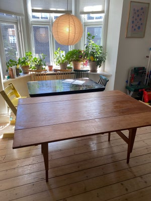 Sofabord, Ukendt, teaktræ, b: 57 l: 150 h: 54, Fantastisk slidt men godt bord 
Det måler
B 57 h 54 l