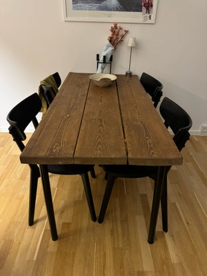 Spisebord, Træ, b: 72 l: 145, Spisebord i solide planker med sorte ben. 

Købt brugt for kun 6 mdr s