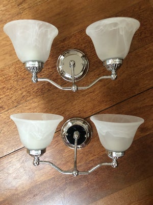 Væglampe, 2 x Væglamper helt nye,  i krom og glas perfekt til badeværelset , stuen og mm 


Flere ha