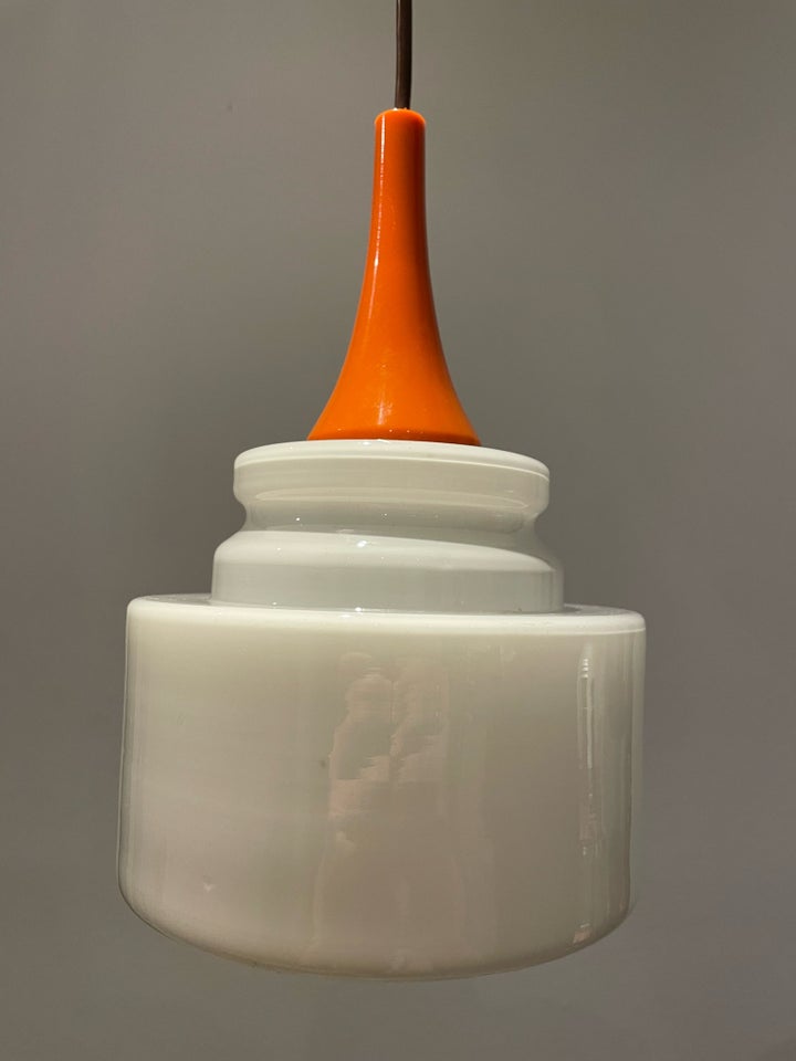 Anden arkitekt, Glas og orange plast , loftslampe