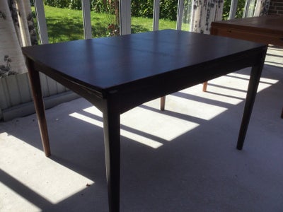 Spisebord, Teaktræ, b: 85 l: 129, Retro teaktræs spisebord
med 2 udtræksplader under øverste bordpla