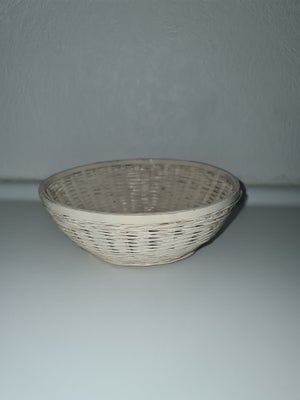 kurv i flet / bast - Hvid, Kurveflet, Diameter: 22 cm
Højde: 8 cm

til ting, brødkurv, dekoration m.