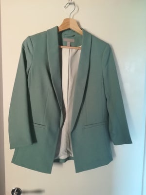 Blazer, str. 36, H&M,  Olivengrøn,  Polyester,  Næsten som ny, Vi sælger en fin klassisk Jakke/Blaze