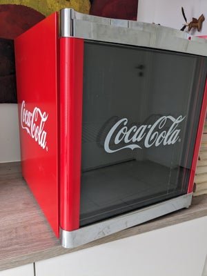 Køle/svaleskab, andet mærke, b: 44 d: 48 h: 50, Drinkskøleskab med Coca Cola logo.
God som ekstra ti