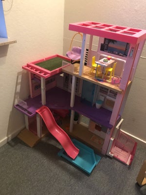 Barbie, DreamHouse, Barbie DreamHouse dukkehus med 3 etager, rutsjebane og elevator.

Inkl tilbehør 