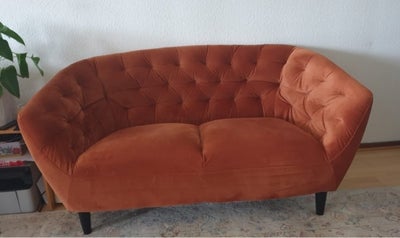 Sofa, velour, 2 pers. , Ilva, Står som ny, brugt sparsomt uden slid eller andet. 
Fra røg og dyrefri