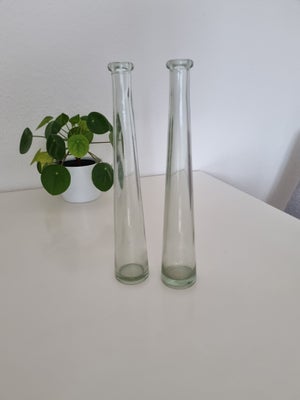 Vase, Vase, 2 stk. Glasvaser uden skår og ridser. 30 cm høje.