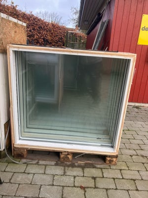 Fastkarmsvindue, træ, b: 119 h: 110, fine vinduer karmmål er 119 x 110 cm
har 19 stk af 400kr pr stk