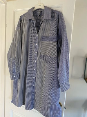 Skjorte, Pieces, str. 46, Blå/hvid striber, Næsten som ny, Lang skjorte fra pieces. Der står str L m