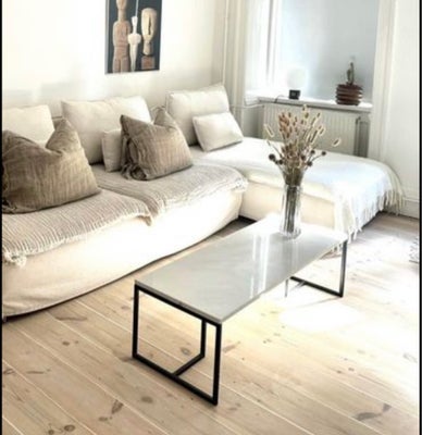 Sofabord, marmor, b: 40 l: 110 h: 32, Smukt og velholdt marmorbord med metalstel.

 40 cm bredt / 11