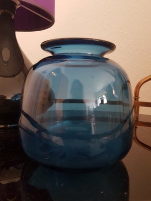 Glas, Vase, Andet, Virkelig fin mundblæst glasvase,  mørkeblå.

Ca. 13 cm x 15 cm (høj)