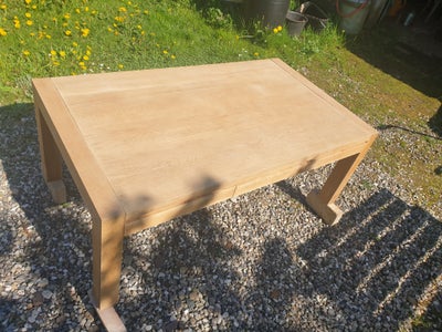 Sofabord, egetræ, b: 80 l: 140 h: 53, Enkelt sofabord i solidt træ med en diskret skuffe.
I en sol