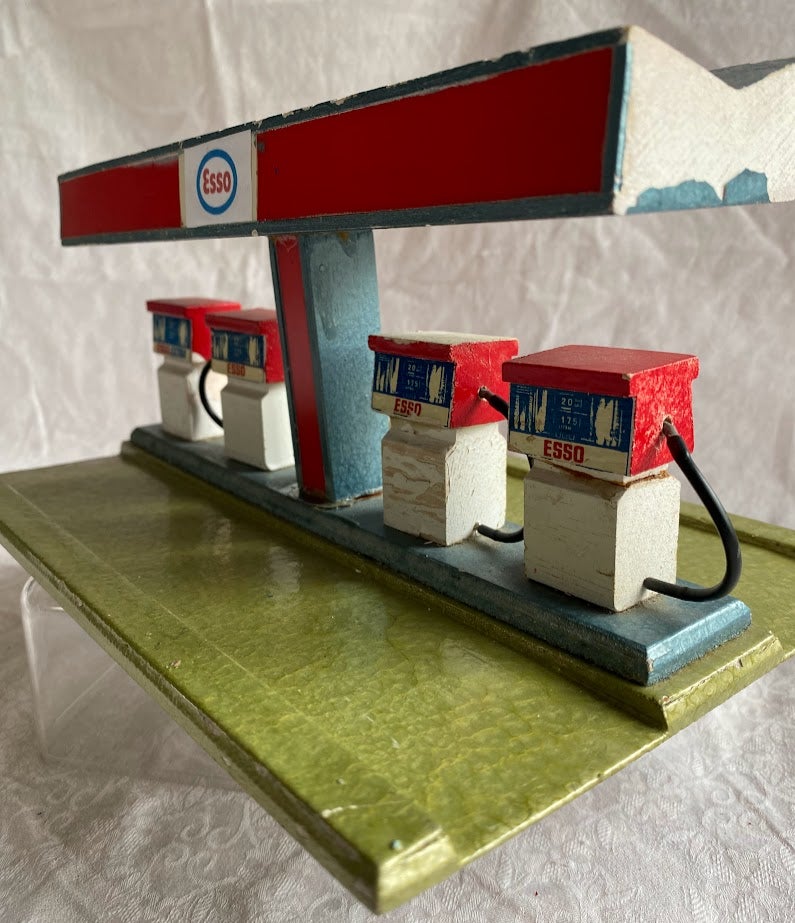 Modelbil, Bensinstander. Servicestation. Esso. Tekno