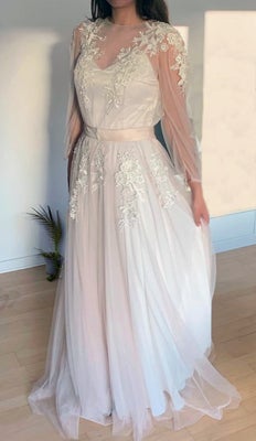 Brudekjole, Næsten som ny, Elegant Brudekjole – Perfekt Stand

Smuk og billig brudekjole i størrelse