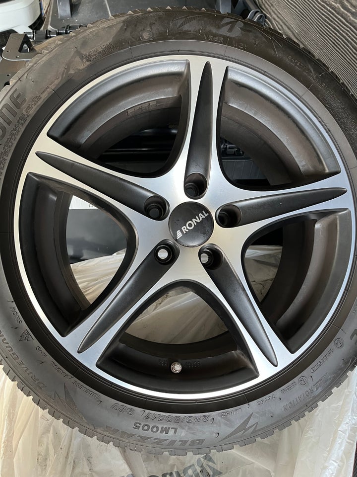 Bridgestone 17 tommer M+S dæk med fælge