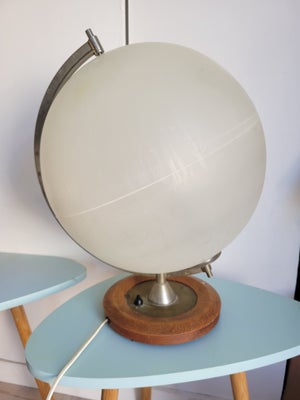Vintage globus bordlampe, Charmerende vintage globus bordlampe med træ fod sælges 