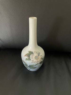Porcelæn, Vase, Royal Copenhagen, Kongelig porcelæns vase

Højde 19,5 cm

Nr. 43-6