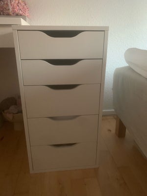 Alex / kommode / skuffedarie, Ikea, Fejler intet, ingen pletter eller lignende. Hvid 

Fra røg- og d