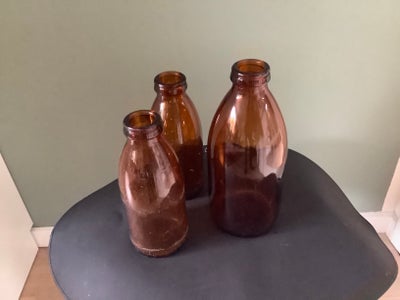 Flasker, Gamle brune mælkeflasker, Gamle brune mælkeflasker. 2stk. H 18cm 1stk. H 22cm. Samlet pris4