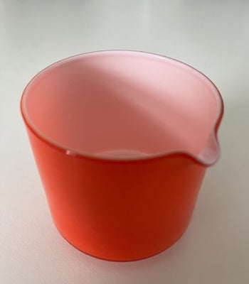 Glas, Flødekande, Holmegård, Flot og intakt retro rød/orange glas flødekande med hvidt opaline glas 