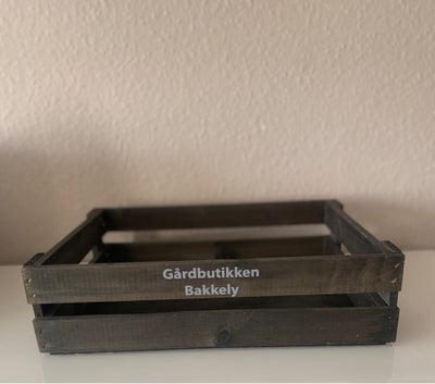 Trækasse, Sort trækasse med tekst “Gårdbutikken Bakkely”.
L: 39,5 cm.  B: 29 cm.  H: 10 cm.
Kassen i