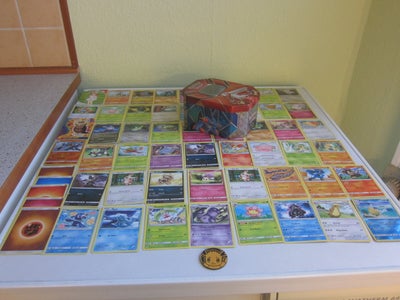 Samlekort, 
Pokemon samlekort m.v. omfattende følgende:
- ca. 55 Pokemon kort.
- metalæske, måler 15