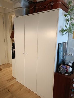 Garderobeskab, Ikea, KLEPPSTAD skab med 3 døre fra ikea
Mål kan ses på billede
Der er en lille skram