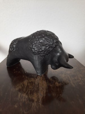 Otto tyr, Otto Keramik, Den mindste Otto tyr i lækker sort fat lava glasur. 

Ingen afslag, men enke