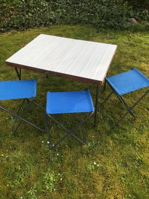 Campingsæt, Super fint vintage campingsæt 
Bord med striber 
Og 4 blå stole 


Mål bord 
Højden 56 c