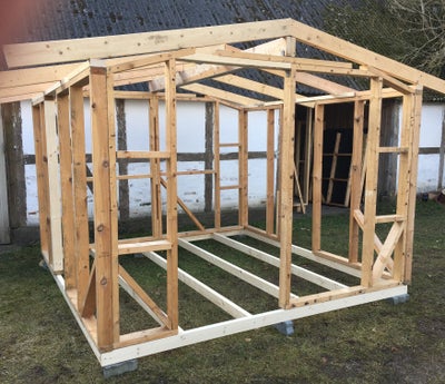 Tømmer, 9 m2 hytte / anneks / udhus konstruktion. Som skelet rammer + gulvbjælker + spær.
Usamlet re