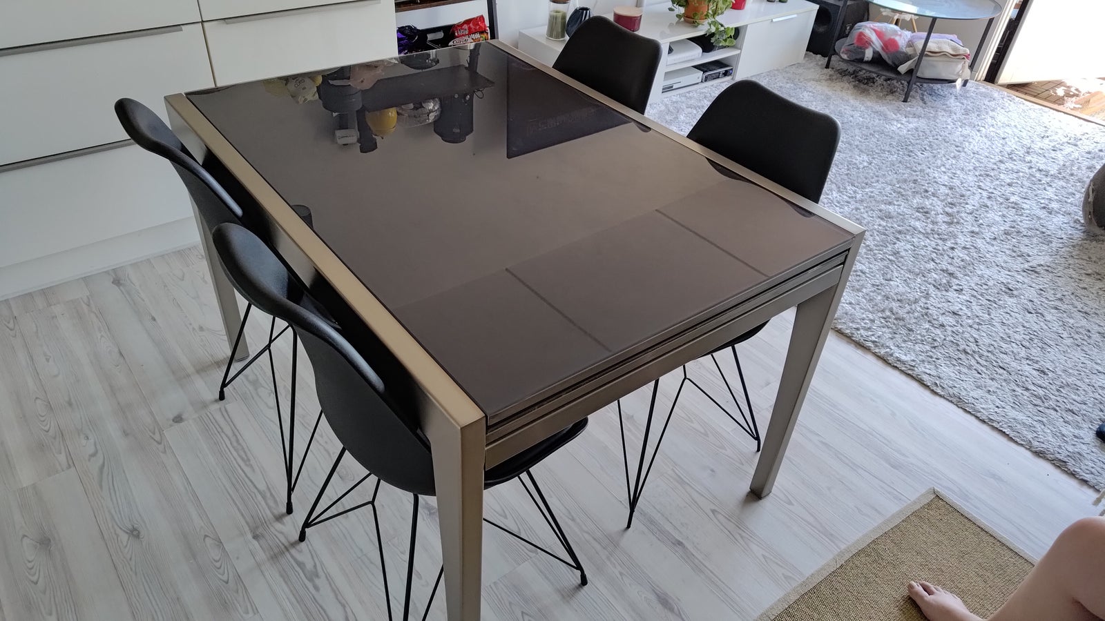 Spisebord m/stole, mørkt glas, metal