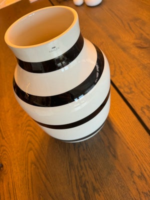 Vase, Kähler vase, Kähler, Kahler vase 31 cm sælges.
Har en tynd revne på bagsiden :)