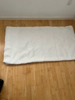 Hvidt sengetæppe fra Ilva - pænt og uden plette...