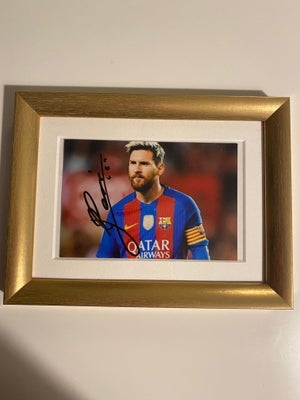 Fodboldtrøje, Autografer af Lionel Messi, Pelé og Henry, Lionel Messis autograf koster 849 kr.

Pelé
