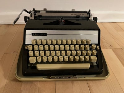 Skrivemaskine, Vintage Triumph, Triumph rejseskrivemaskine. Model Gabriele 30. Sort. Fra 1968. Utrol