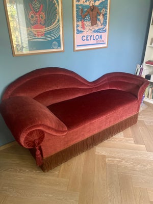 Chaiselong, fløjl, 2 pers., Smuk sofa med en del år på bagen. Bordeauxfarvet. 