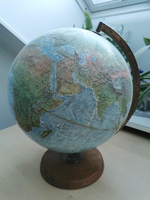 Globus, Scan Globe A/S, Globus af ældre dato, har en mindre vandskade henover "Stillehavet". Skal he