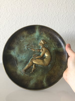 Platte m. nøgen kvinde, Bronze
Tallerken
Platte med motiv
Skål
Fad
Antik
Vintage
Retro
Gammel
Messin