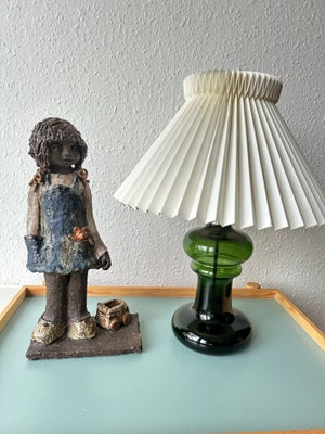 Holmegaard, Granny, bordlampe, Holmegård Granny med Le klint skærm

Lampe : Højde 20 cm 
Keramik pig