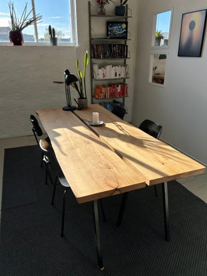 Spisebord, Massiv bøg, b: 100 l: 200, Spisebord i massiv bøg med hvide Hay ben.

(Bordet med de sort
