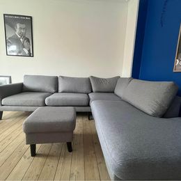 Sofa, andet materiale, 4 pers., Lækker grå sofa med venstrevendt chaiselong. Derudover følger en puf