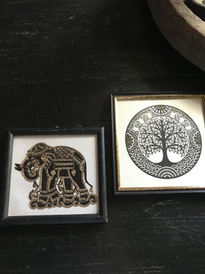 Billeder, 2 gamle unika billeder i træramme

Indisk elefant.  14.5x15.5
Livets træ. 16.5 x 16.5