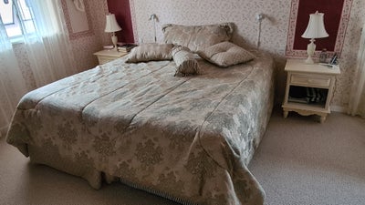 Sengetæppe, 2,75 x 2.30, Amerikansk sengesæt m. tilbehør.
Et yderst lækkert grønt sæt, som egentlig 