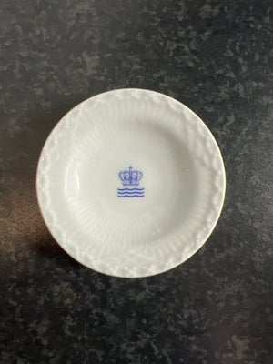 Porcelæn, Asiet , Royal copenhagen, Lille hvid tallerken halvblonde med logo på forsiden

