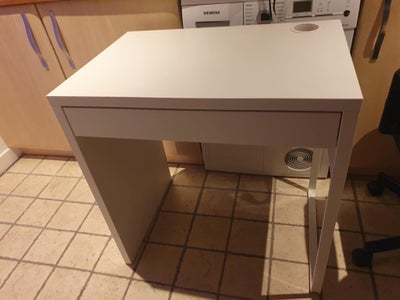 Skrive-/computerbord, Ikea Micke, b: 73 d: 50 h: 75, Gratis skrivebord fra Ikea. 
Rimelig pænt. 

Hu