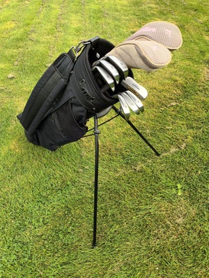 Dame golfsæt, grafit, Beast. Jern 6-7-8-9- S og P, samt putter og 2 køller. God stand og incl. bag.