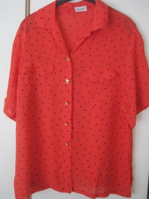 Skjorte, rød med sort , str. 46, flot rød skjorte med sorte prikker.
brystmål: 120 cm.
længde : 73 c