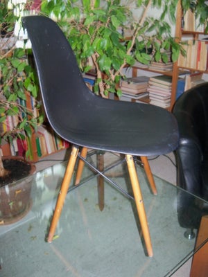 Spisebordsstol, Plast / Træ / Stål, Charles And Ray Eames, b: 45 l: 40, Fin Spisebordsstol i sort pl