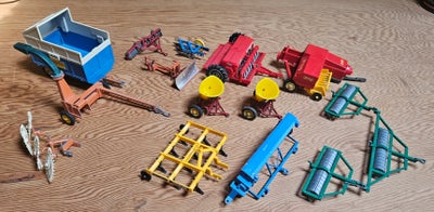 Legetøj, Stor samling af traktorer, landbrugsmaskiner, mejetærsker og masser af tilbehør. Vintage le