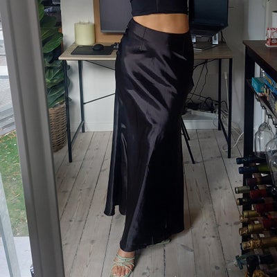 maxi nederdel, str. 38, .,  sort,  Næsten som ny, Sort maxi nederdel i smukt og elegant look. Stoffe